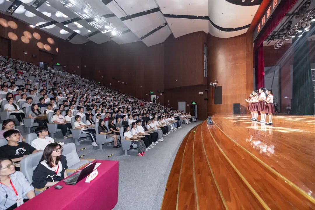 红领巾主持人和台下观众