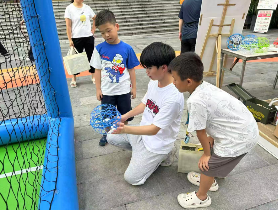 老师向孩子们科普无人机知识