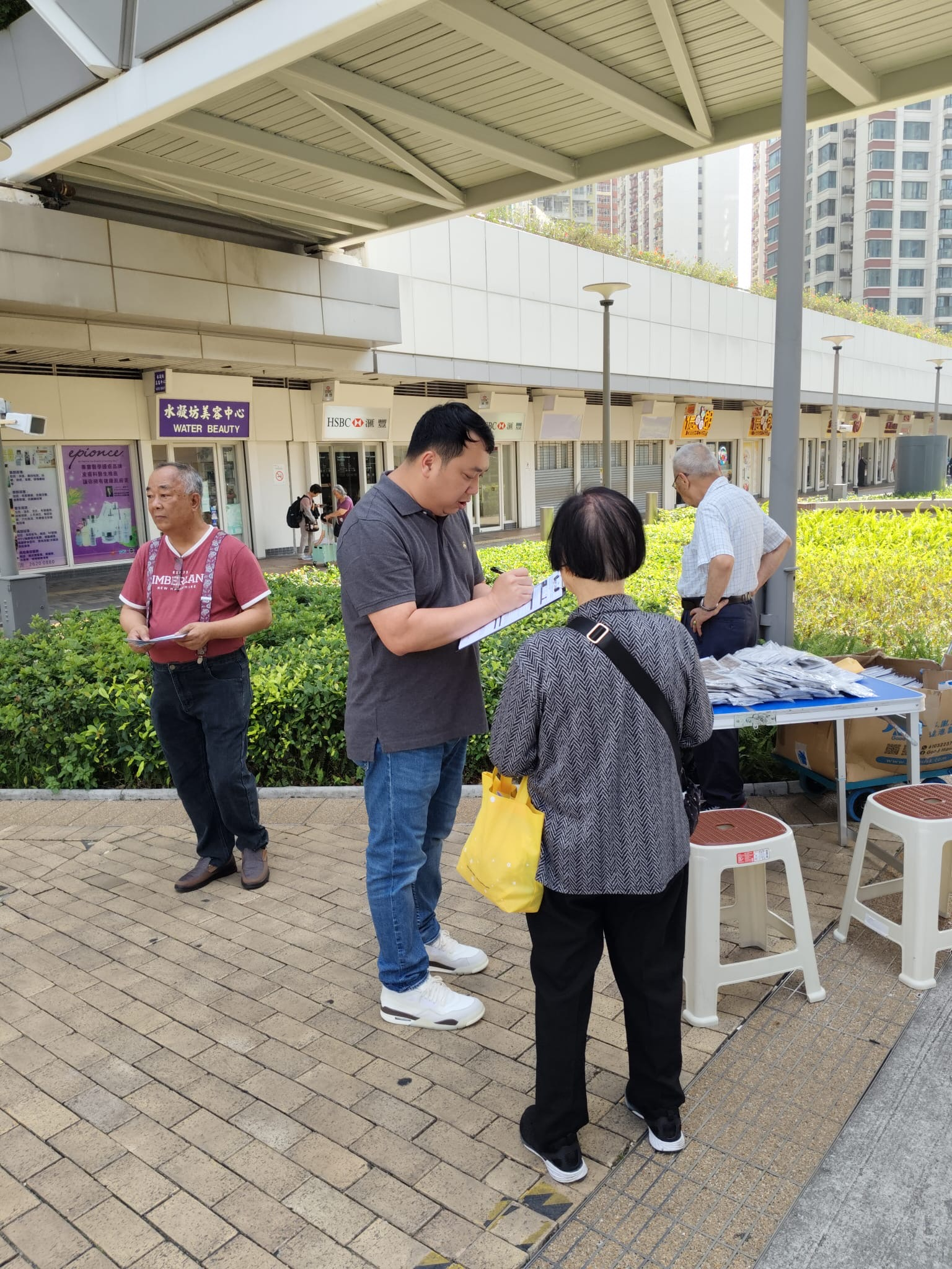 图：何华汉在社区服务