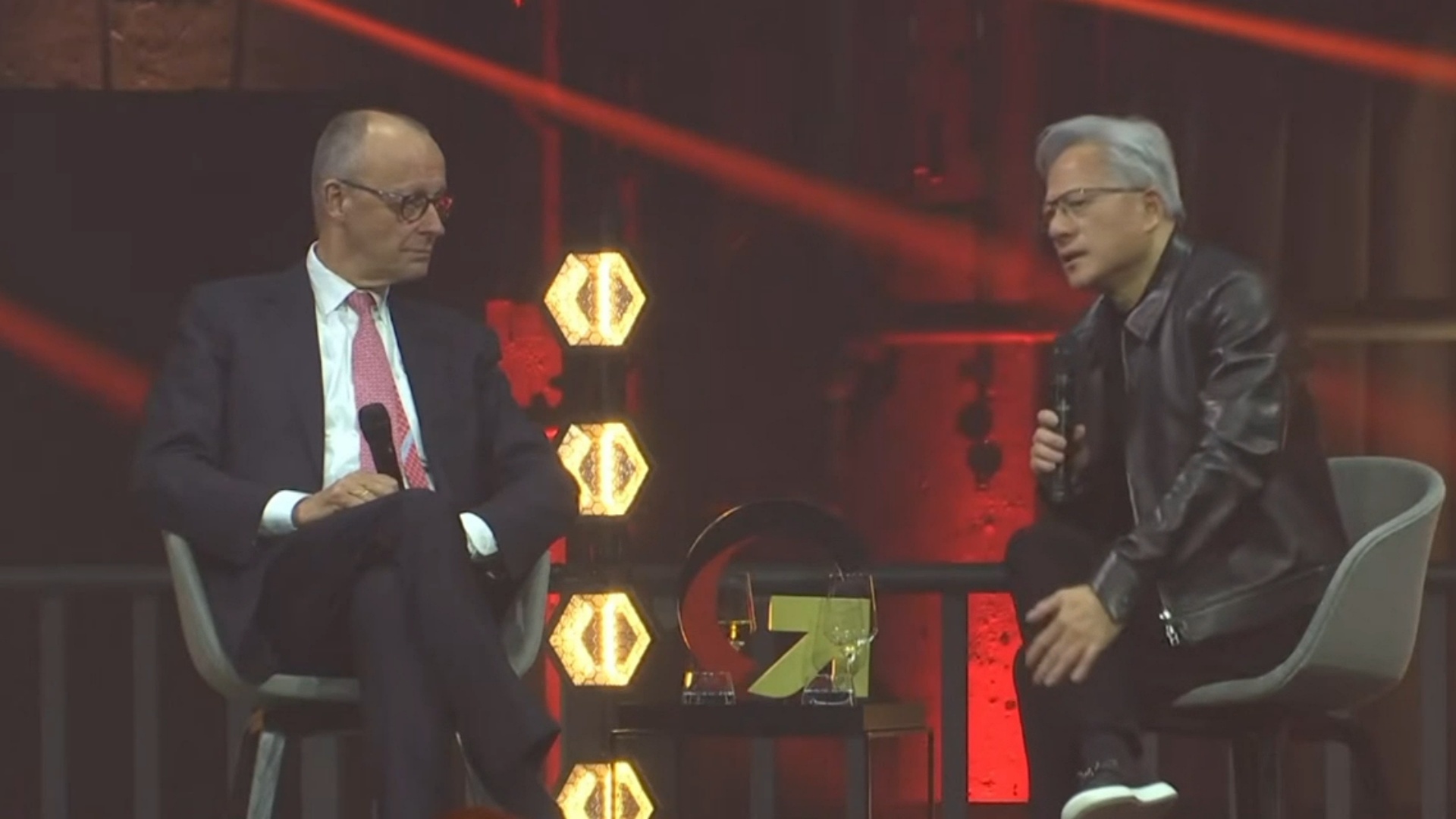 当着德国总理的面，黄仁勋点出中国优势：中国是当今唯一一个制造业和计算机产业两手抓的国家