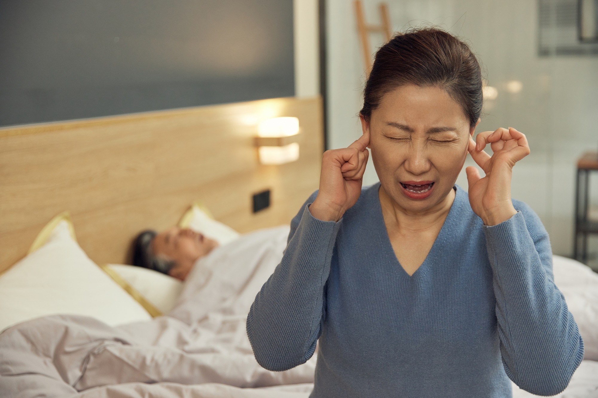 摄图网_502352737_受不了丈夫睡觉打呼的妻子(企业商用).jpg