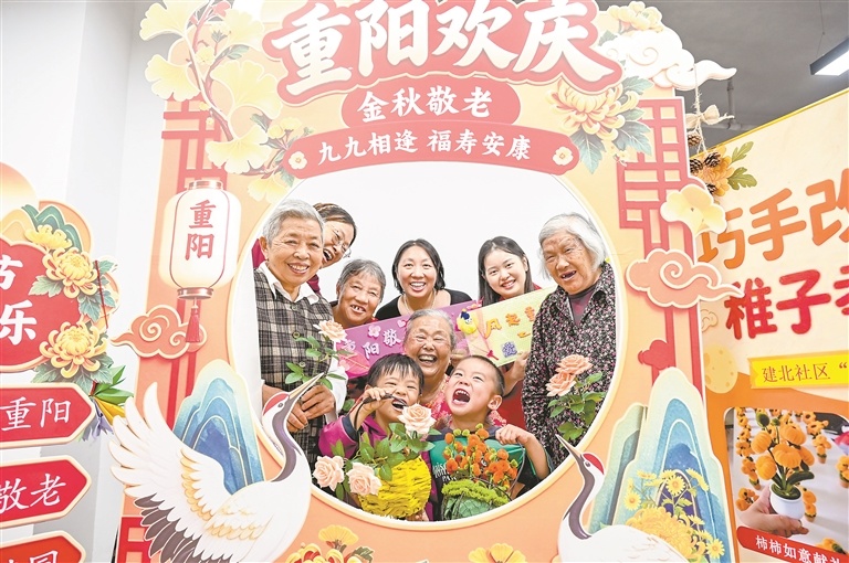 南昌：老少同乐 欢度重阳（图）