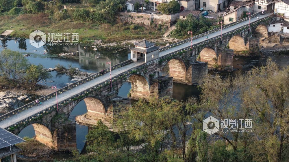 2026年10月22日在江西省铅山县永平镇航拍大义桥的一组画面。(视觉江西艾世民)