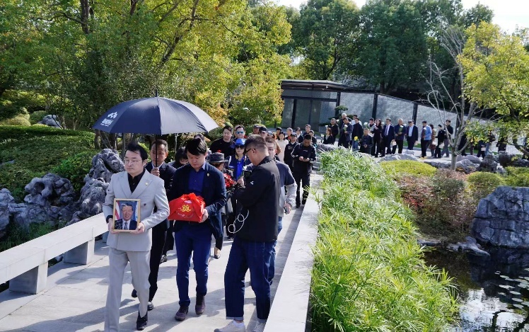 李昌钰博士灵骨前往墓地安葬