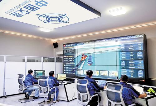 10月7日,中交一航局工程师在黄骅港煤炭港区五期工程智能建造管理平台实时查看工程进度。