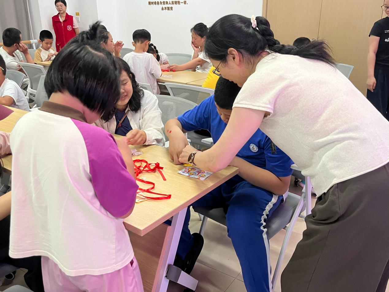 把烦恼写在气球上——西乡街道流塘社区开展亲子情绪疏导主题活动