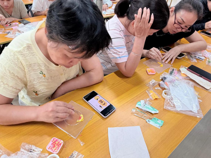 巧手拼豆乐重阳 敬老情暖夕阳红 ——西乡街道南昌社区开展重阳节老年人 拼豆手工活动