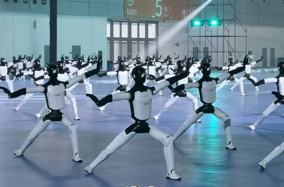 挑战成功！百台天桥生产的远征A3人形机器人成功拿下吉尼斯世界纪录!