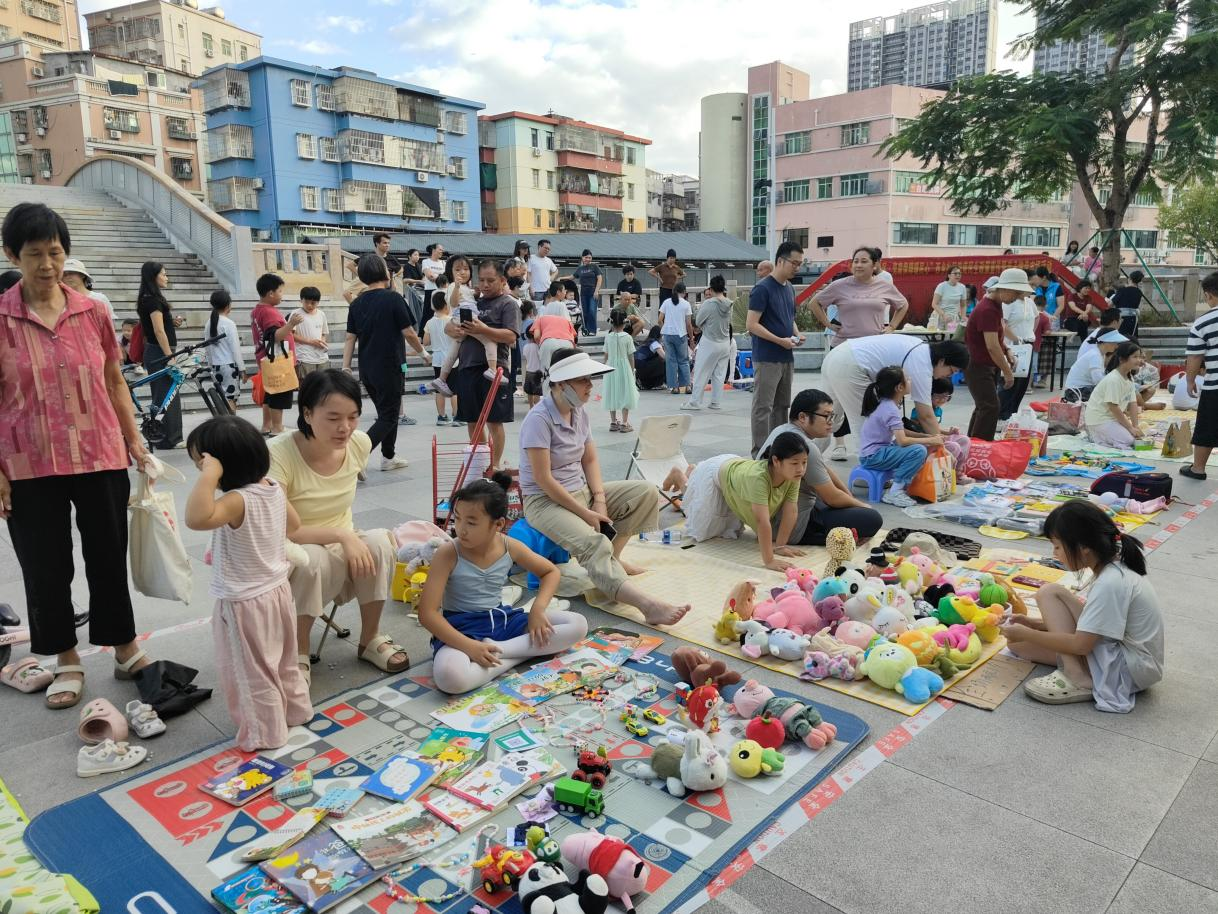 亲子摊主们早早布置好摊位物品,准备迎客