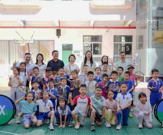 郑洁与嘉宾走进福田区外国语小学