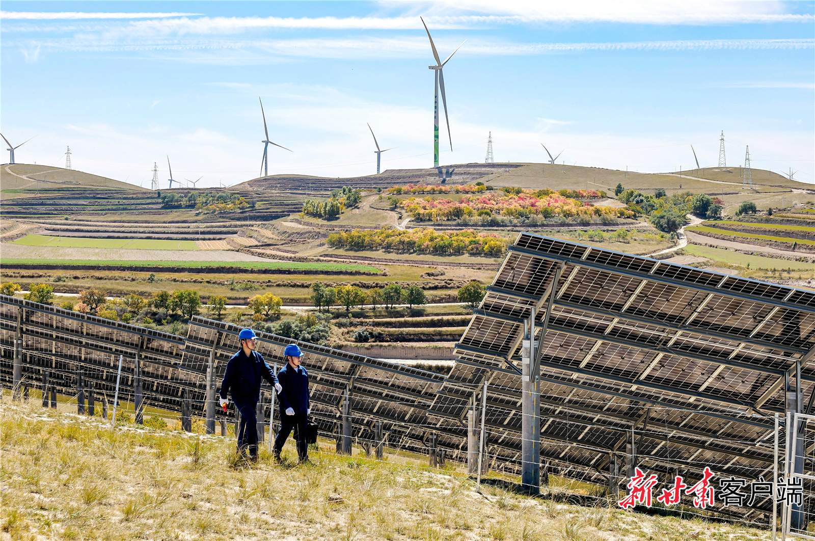 由中国能源建设集团天津电力建设有限公司参与建设的华能陇东能源基地新能源项目，工作人员正进行设备巡检。天津日报记者　吴迪