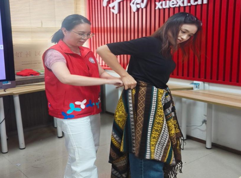 一条披肩解锁百变穿搭,乐群姐妹们美出圈!