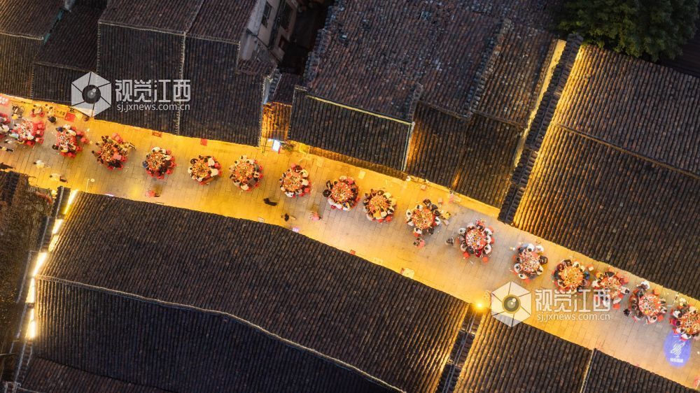 2026年10月18日，重阳节当晚，江西省抚州市黎川县，黎川古城景区第八届千叟宴隆重开席。