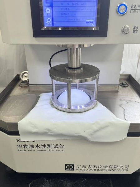 冲锋衣面料正在进行渗水性测试　图/王涵艺　摄