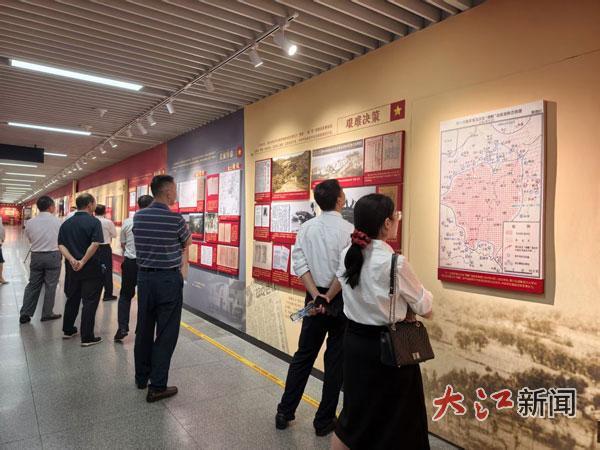 文献展吸引了不少人观展