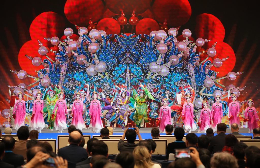 10月21日，参会嘉宾在2026中国国际友好城市大会开幕式上观看少儿秦腔表演。新华社记者 邵瑞 摄