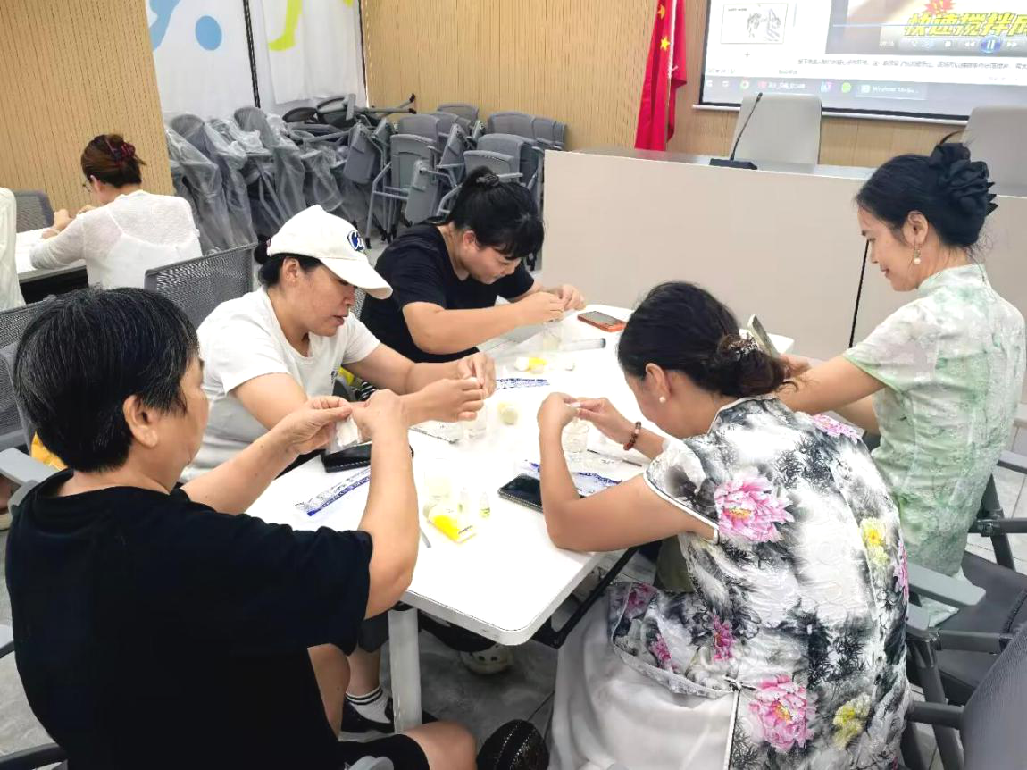 西乡街道劳动社区开展“一抹粉红 一手呵护” 女性两癌防治宣传活动