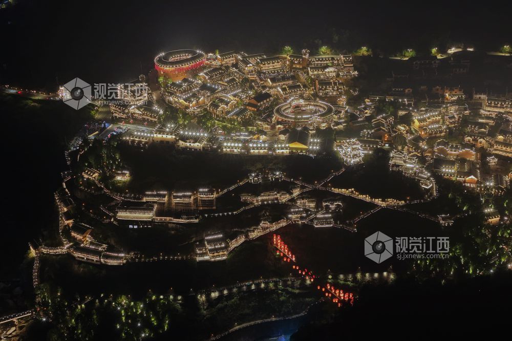 2026年10月20日,在江西省上饶市广信区望仙乡境内航拍的望仙谷景区灯火璀璨的夜景。