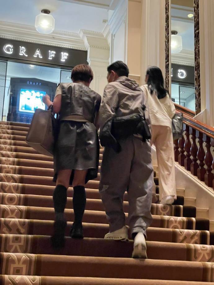 刘德华与妻子罕见同框，60岁朱丽蒨长相年轻被误认成女儿