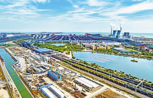 向海图强,扩能增效。近日,黄骅港煤炭港区五期工程施工现场一派繁忙景象。