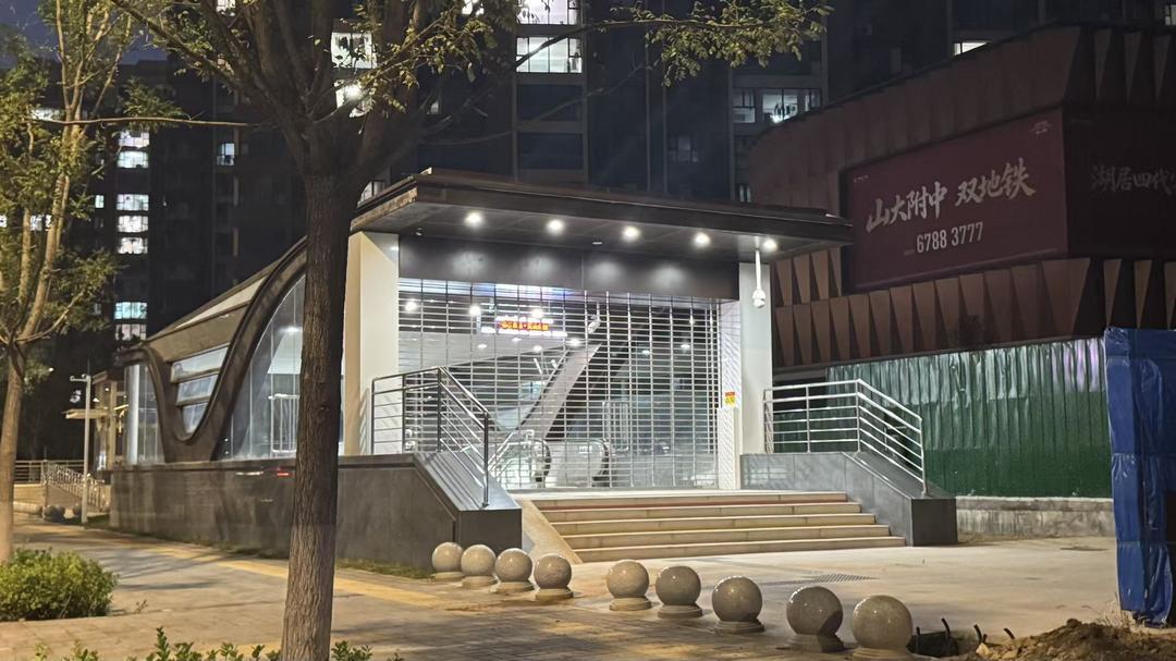 6号线西段第一医学大学西门站,附近楼盘打出了“双地铁”招牌。