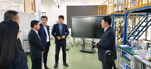 与会领导参观学校高端化工与新材料实训基地