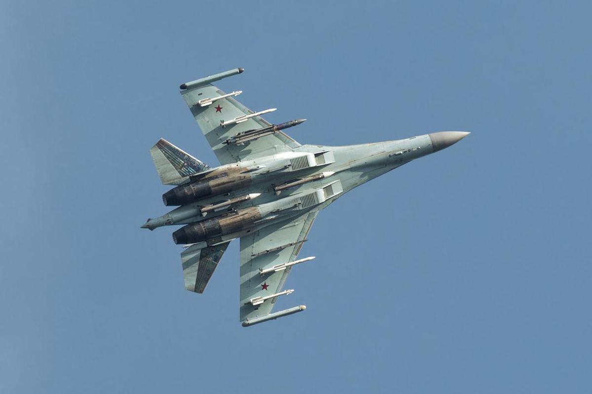 【苏-35S战斗机在机腹挂载R-37M空空导弹】