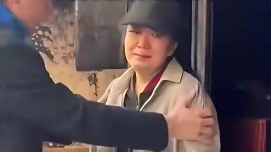 “毕生心血，什么都没了”，法国华人商铺遭焚烧，店主被打得鼻青脸肿