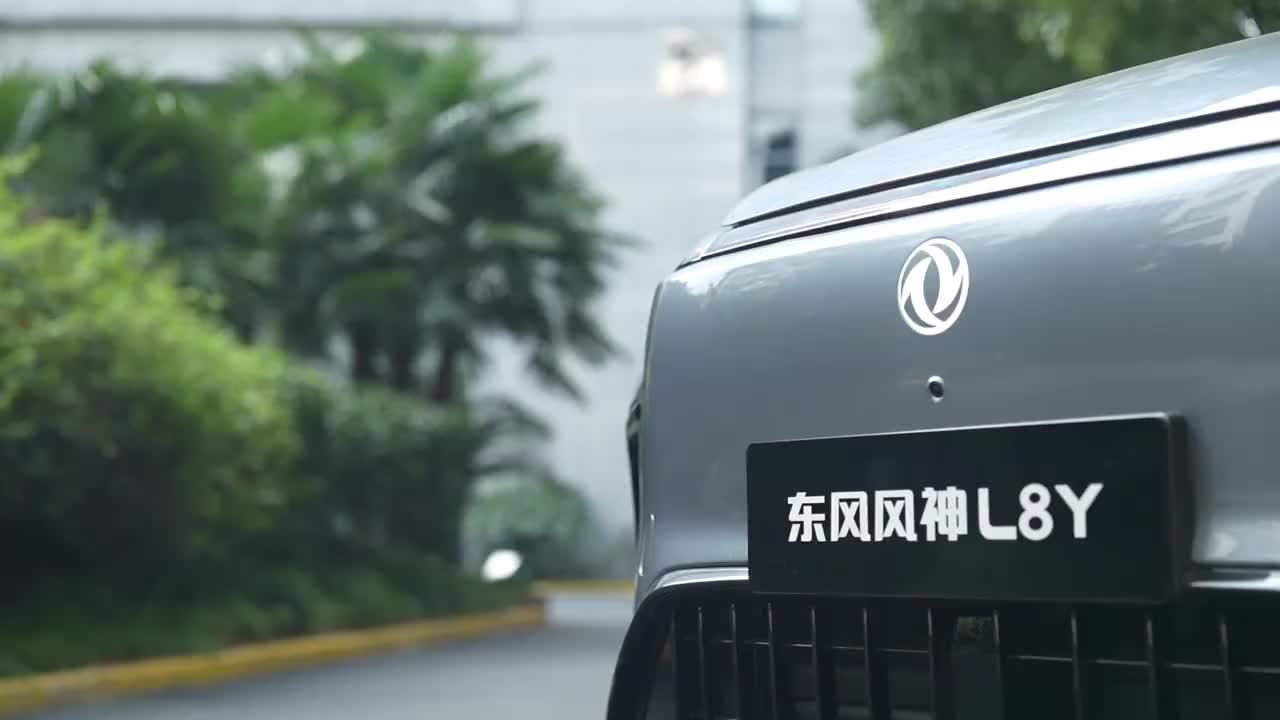 【毛晓彤同款藏了多少招？东风风神L8Y双AI+大屏+沙发实测】 原本是冲着毛晓彤同款和双AI来的，结果在东风风神L8Y里，测试清单越写越长。两个AI能不能接住临时变更的需求？50英寸AR-HUD停车能