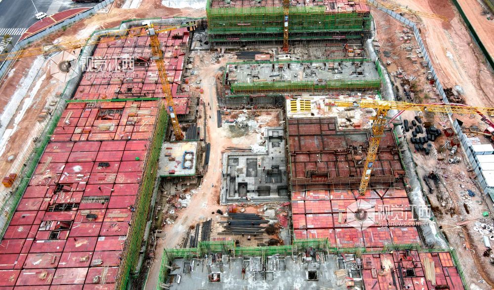 2026年10月22日,江西遂川高铁新区遂川中学(二部)项目建设正酣,施工现场机械轰鸣,多栋建筑同步推进主体施工。