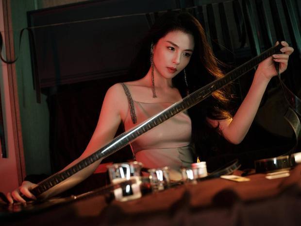 刘涛穿香槟色吊带裙笑容温柔