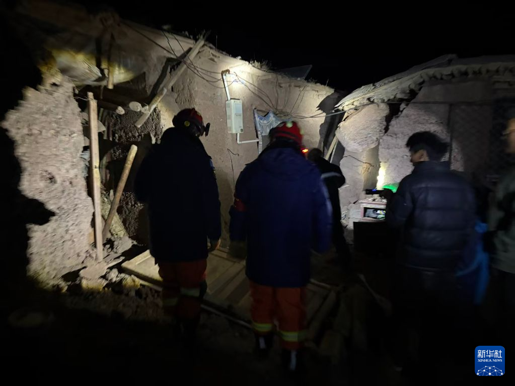 10月23日,西藏那曲市索县消防救援大队已到达巴青县岗切乡纳贡村,正在进行排查。新华社发