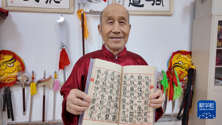 岳起中展示他搜集整理的崆峒武术拳谱　新华社记者　多蕾　摄