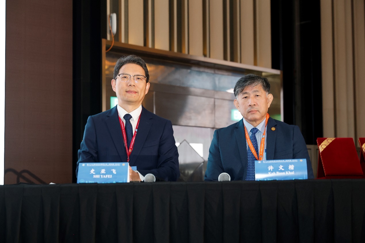 中国广州中医药大学副校长史亚飞（中国）、新加坡中医师公会副会长许文楷（新加坡）共同主持第二阶段主题报告环节