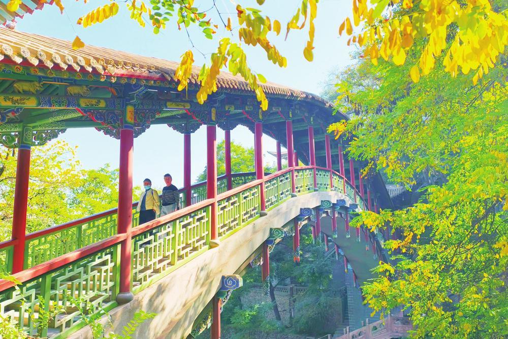 近日，兰州五泉山公园景致宜人，林间树叶渐次泛黄，斑斓色彩铺满山林。满园浓郁秋韵，宛如一幅油画，不少市民漫步林间、赏景拍照，沉浸式感受金城秋日独有的浪漫。新甘肃&middot;甘肃经济日报全媒体记者　瞿娟　摄