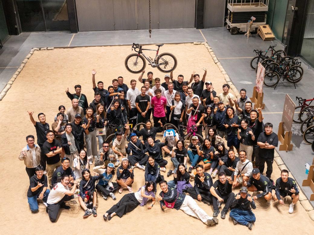 EF Pro Cycling Team车手及活动嘉宾、车友们合影