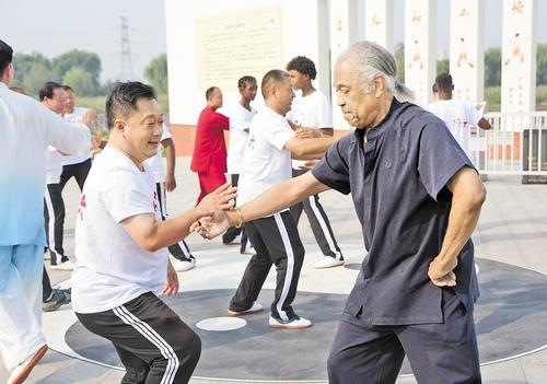 10月11日,邢台市任泽区邢泽湖畔,中国王其和太极拳(美国)协会主席丹尼斯·摩根·布朗(右)跟王其和太极拳传承人切磋技艺。本报记者 吕若汐摄