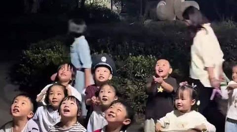 桂花雨下在孩子头上也下在我们心上孩子们都接住了属于童年的桂花雨 “童
