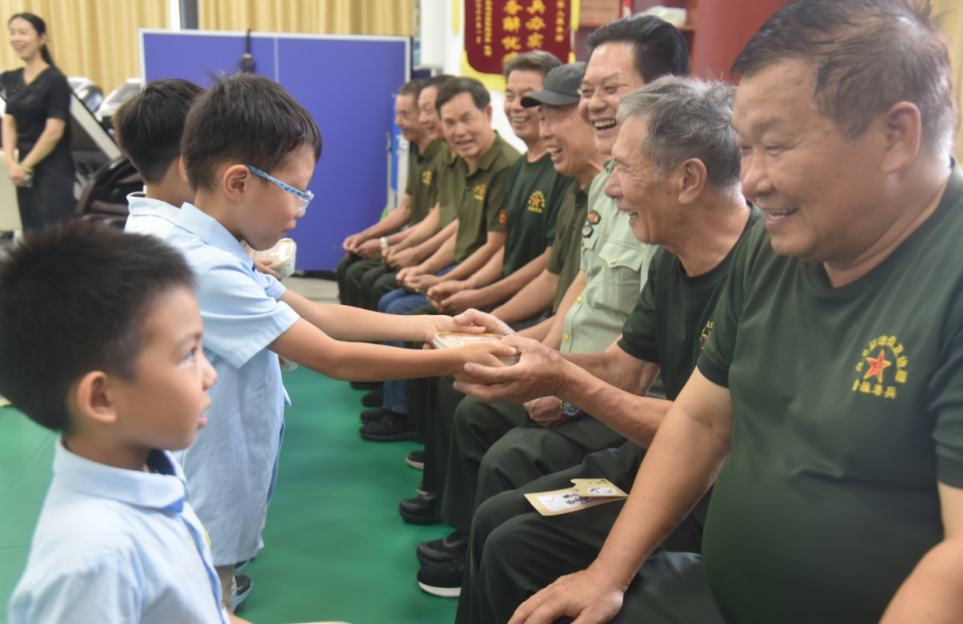 重阳敬老兵 童心传薪火:西乡街道退役军人服务站携手阳光海幼儿园开展重阳节主题教育活动
