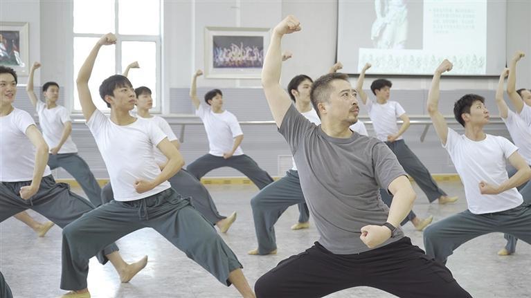 黎明东为学生授课