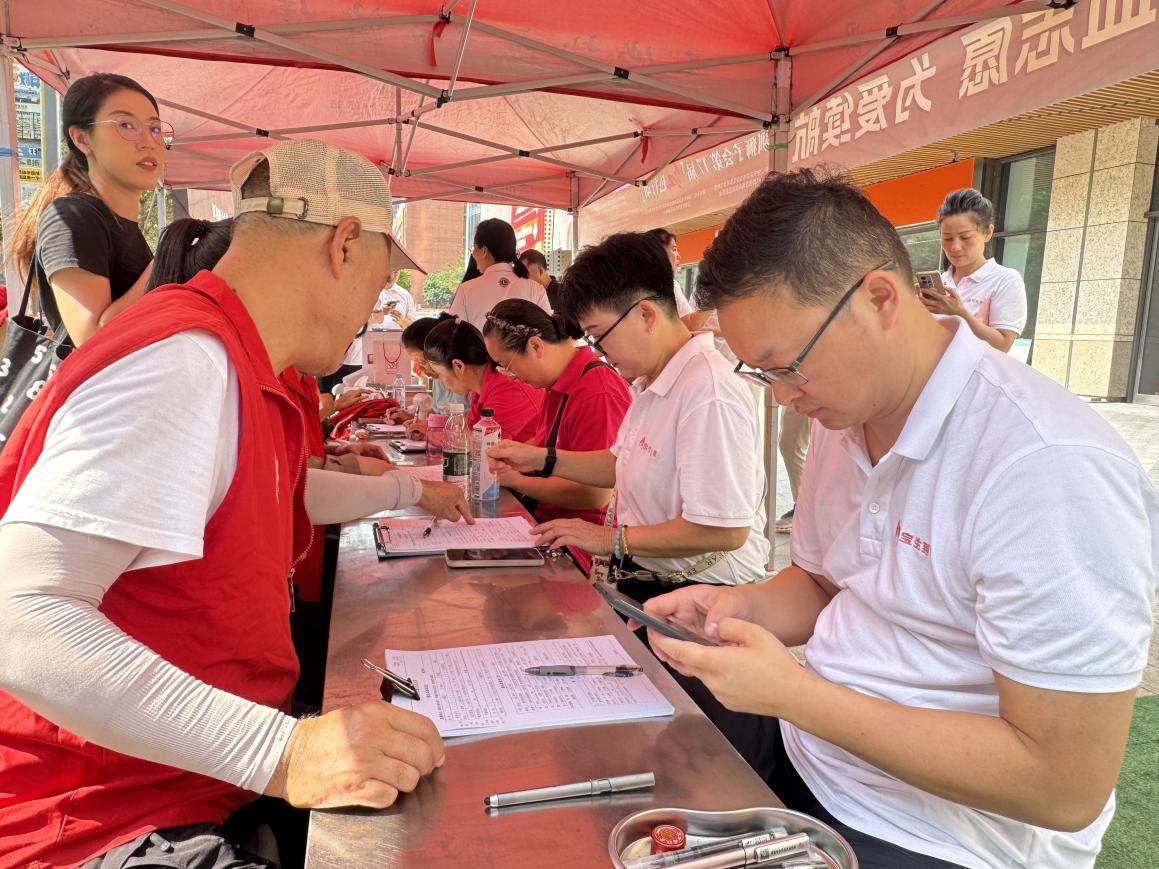 社企同心,热血传情——劳动社区社企联动开展无偿献血公益活动