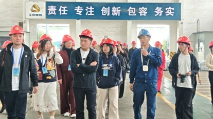 生产车间内,讲解员向采访团介绍企业有关情况