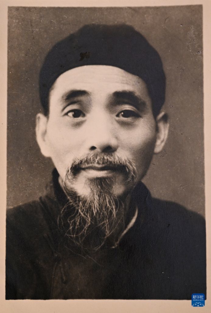 胡永康肖像照(翻拍照片)。