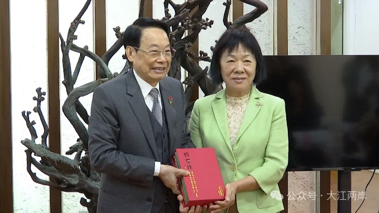 萧晖荣教授赠书顾汉萍