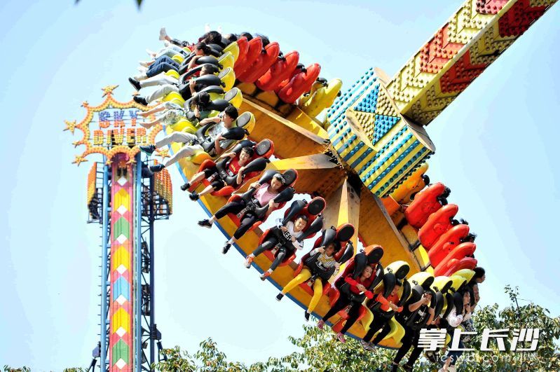 烈士公园游乐场的摆摆锤已退出。 均为长沙晚报全媒体记者贺文兵摄