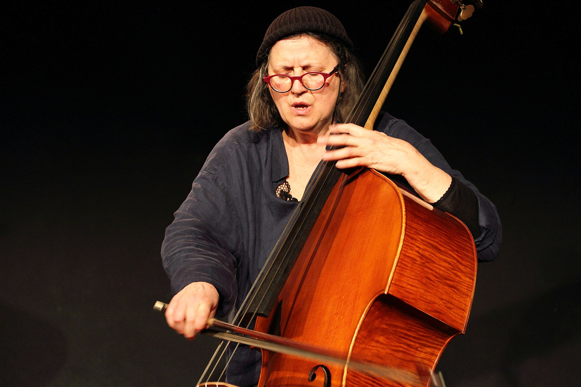 法国低音提琴大师乔埃尔·莱安德烈(Joëlle Léandre)© Schorle