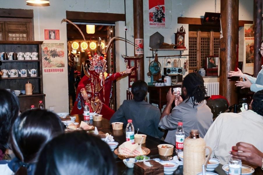 外媒记者团品尝章丘特色美食并观看表演