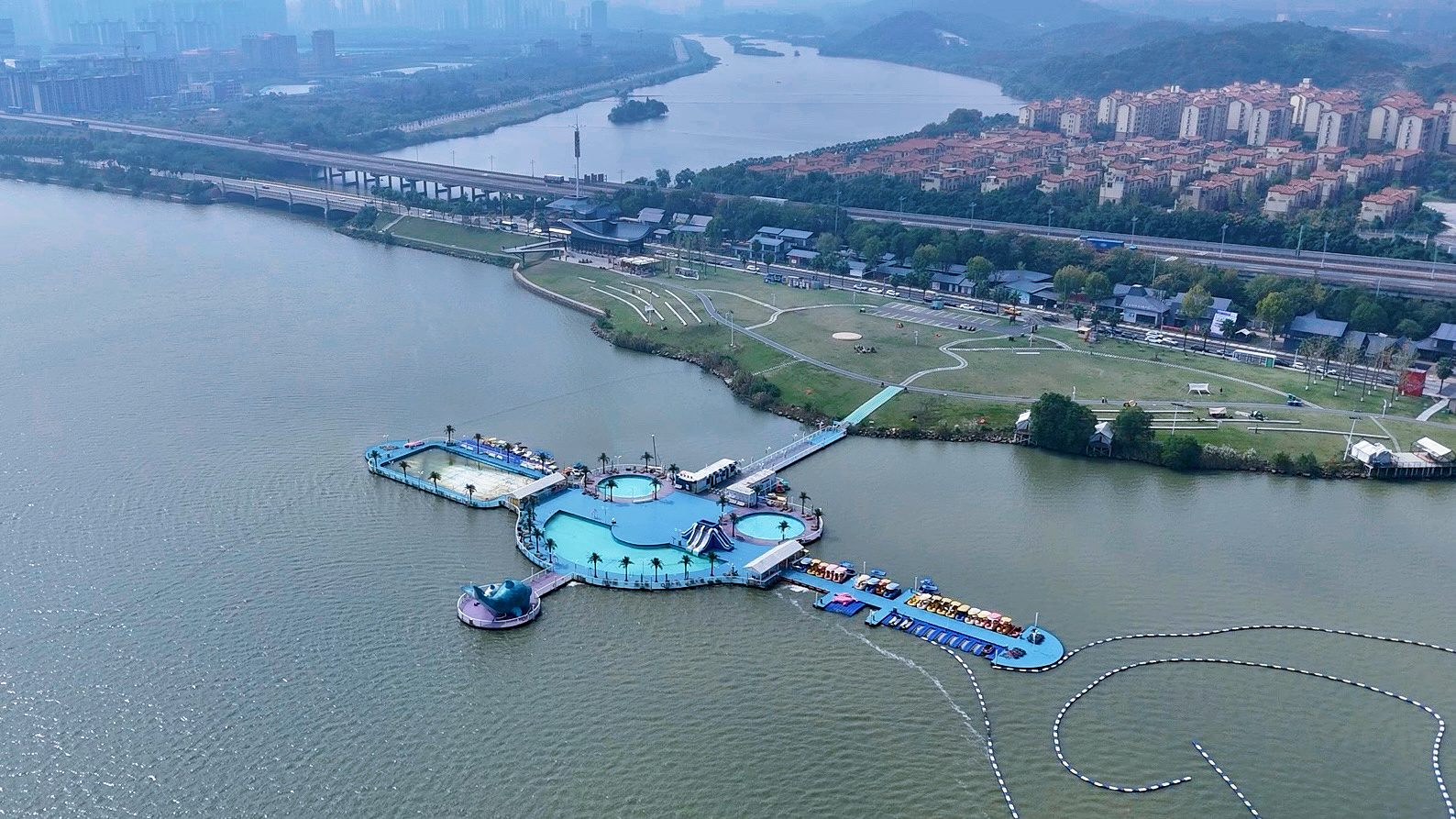 航拍八里湖，水上乐园与岸边营地相映成景