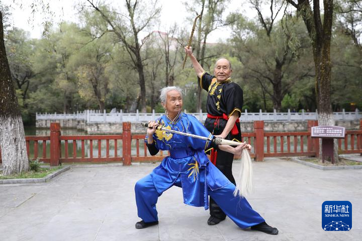岳起中（右）和妻子张炜英在习练崆峒武术　新华社记者　多蕾　摄