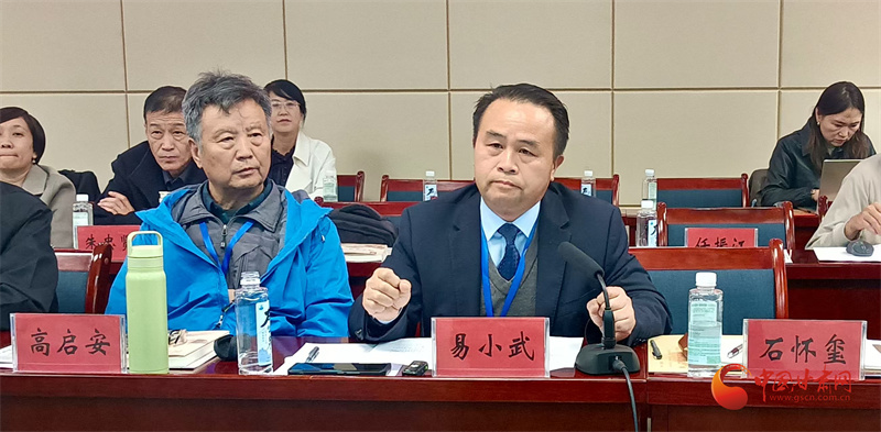易小武